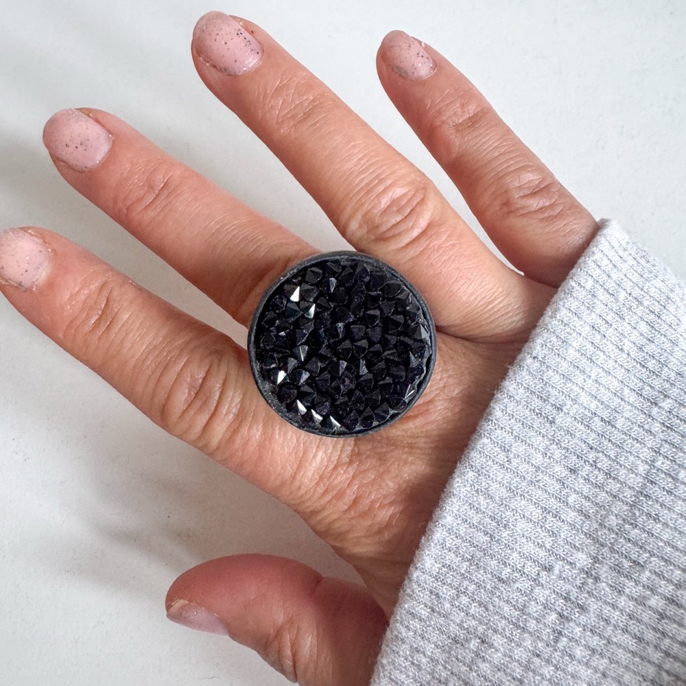 ring wirh sparkly stones, black, size 6